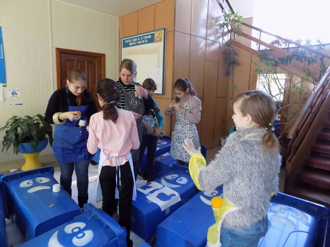 У селі під Луцьком встановили «веселі» і «сумні» сміттєві баки. ФОТО