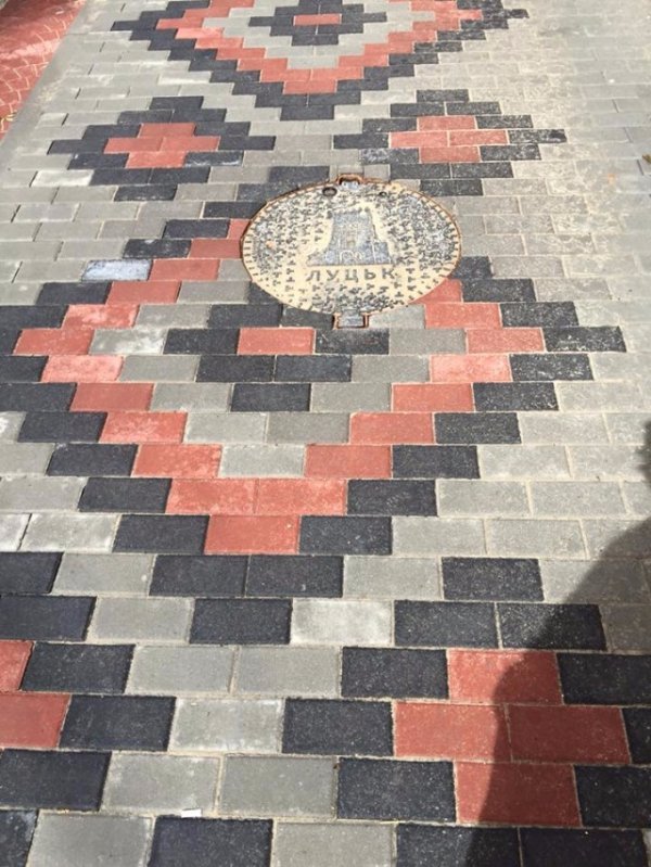 Тротуари у вигляді вишивки: вулиця Крилова після реконструкції. ФОТО