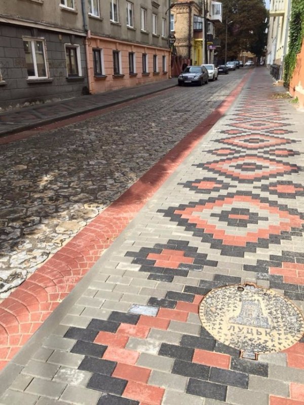 Тротуари у вигляді вишивки: вулиця Крилова після реконструкції. ФОТО