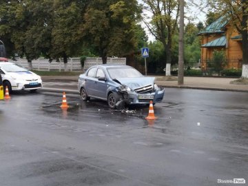 Аварія в Луцьку: в легковика розтрощена передня частина