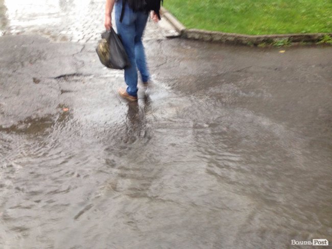 На центральній вулиці Луцька – фонтан із-під землі