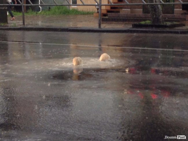 На центральній вулиці Луцька – фонтан із-під землі