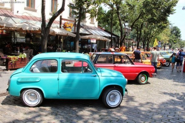 Антикварні «Запорожці» в Одесі. ФОТО