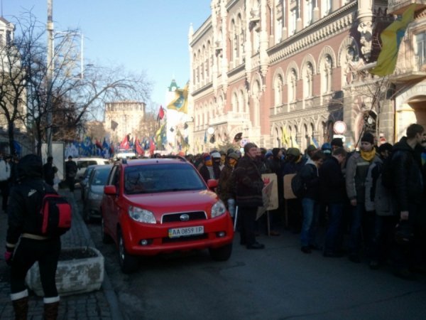 Під Радою - сутички між демонстрантами і міліціонерами. ФОТО