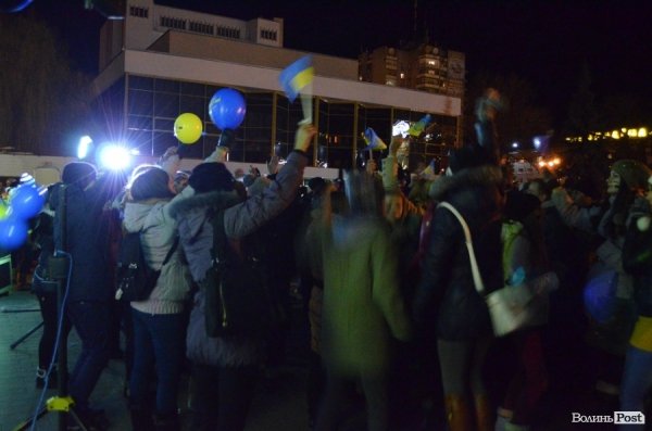 Вечір на Євромайдані у Луцьку. ФОТО. ВІДЕО