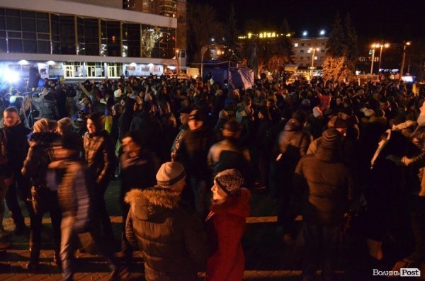 Вечір на Євромайдані у Луцьку. ФОТО. ВІДЕО