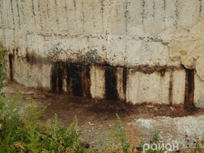 У місті на Волині резервуари з отруйними відходами «тріщать по швах». ФОТО