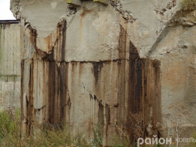 У місті на Волині резервуари з отруйними відходами «тріщать по швах». ФОТО