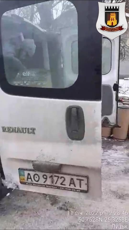 У Луцьку на перехресті з автівки викинули відходи. ФОТО