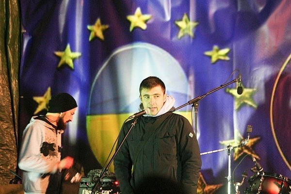 У Луцьку музиканти розважали люд на Євромайдані. ФОТО