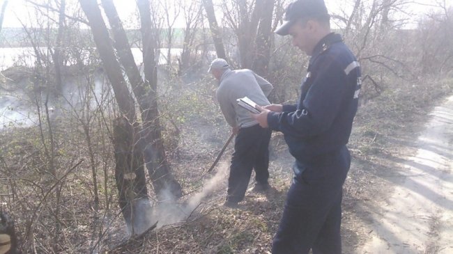 Двох волинян, які спалювали суху траву, зловили «на гарячому»