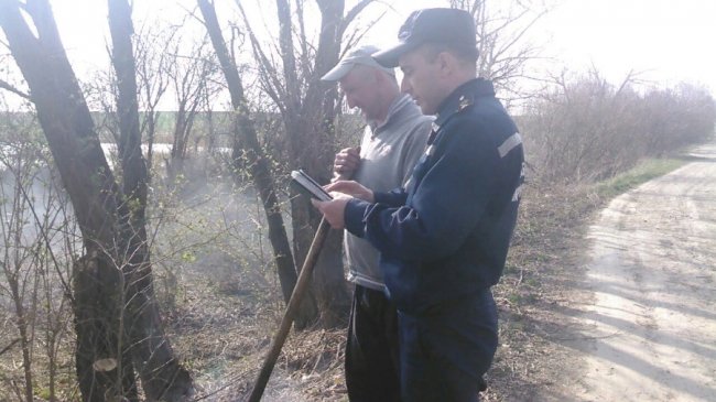 Двох волинян, які спалювали суху траву, зловили «на гарячому»