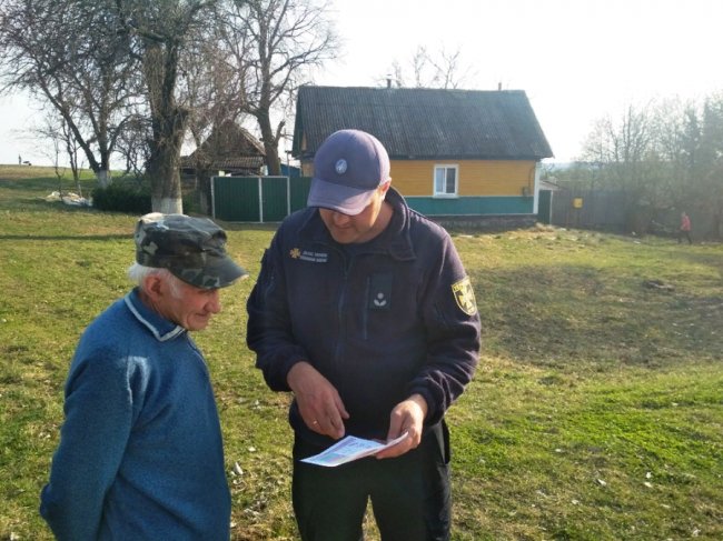 Двох волинян, які спалювали суху траву, зловили «на гарячому»