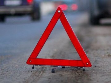 На Волині авто з'їхало з траси та перекинулося у кювет: постраждали двоє людей