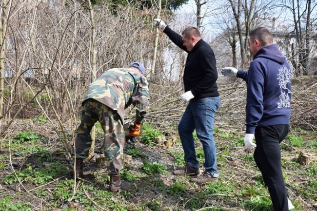 Великдень близько: Луцьк почали «зачищати» від сміття. ФОТО