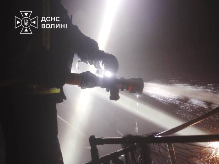 У Луцькому районі через атаку реактивного дрона загорілося приватне підприємство. ФОТО