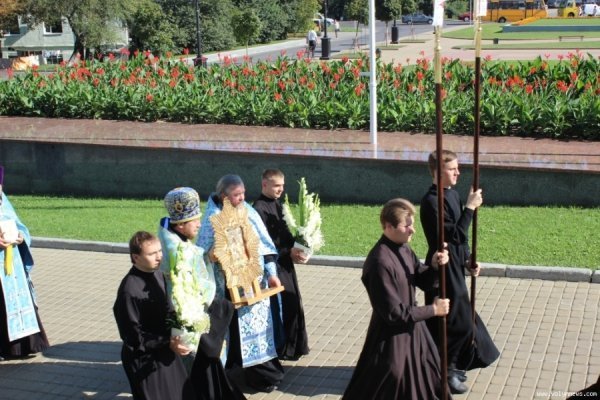У Волинську ОДА принесли чудотворну ікону. ФОТО