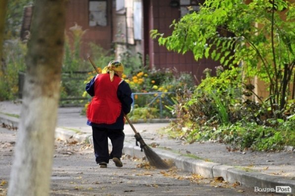 Люди, які прибирають луцькі вулиці