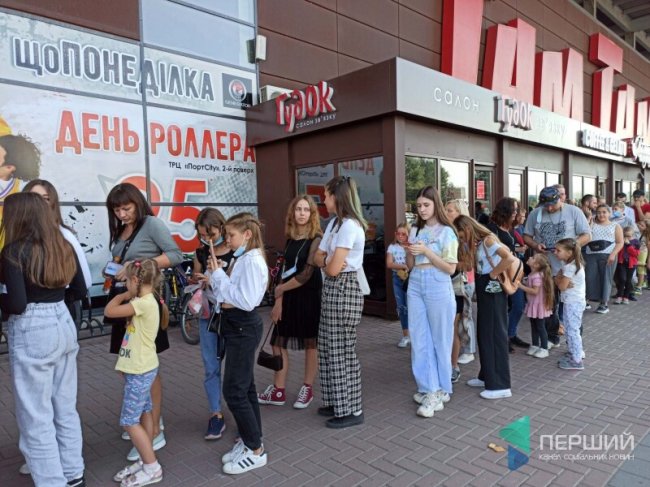 До луцького «МакДональдзу» – довжелезні черги