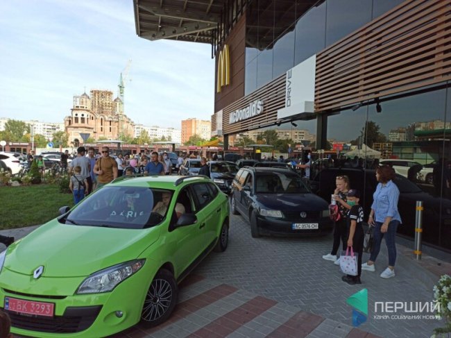 До луцького «МакДональдзу» – довжелезні черги
