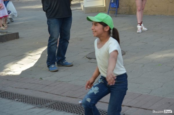 Львівський гурт примусив циган танцювати в центрі Луцька. ФОТО ВІДЕО