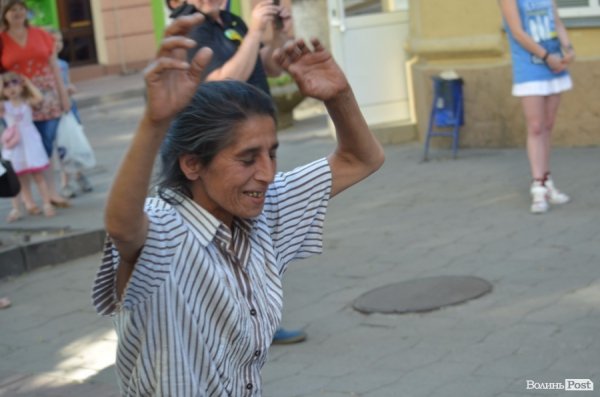 Львівський гурт примусив циган танцювати в центрі Луцька. ФОТО ВІДЕО