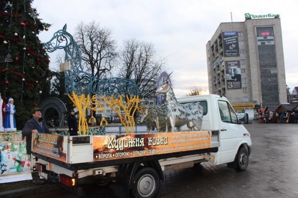 Біля луцької ялинки поставили символ 2015 року. ФОТО