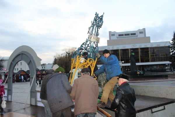 Біля луцької ялинки поставили символ 2015 року. ФОТО