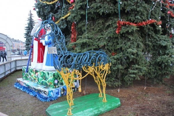 Біля луцької ялинки поставили символ 2015 року. ФОТО