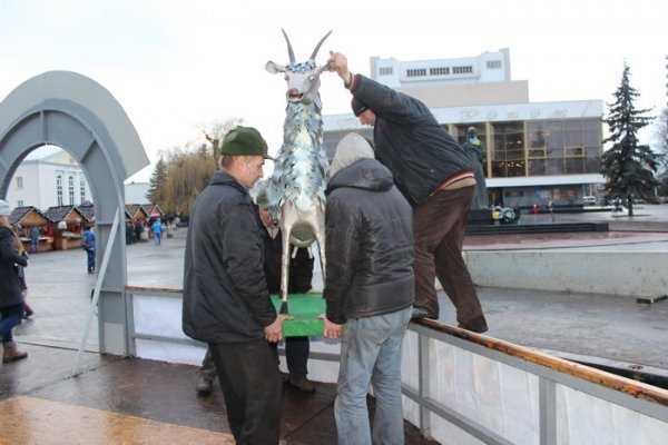 Біля луцької ялинки поставили символ 2015 року. ФОТО
