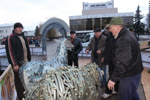 Біля луцької ялинки поставили символ 2015 року. ФОТО
