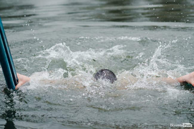 Водохреще у Луцьку: освячення води в річці Стир та занурення лучан. ФОТОРЕПОРТАЖ
