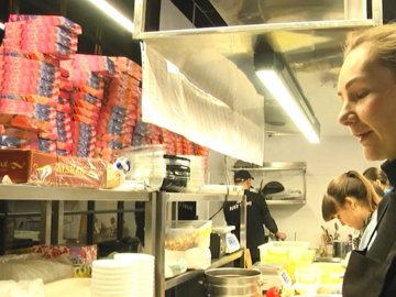 У Луцьку на кухні, де раніше робили суші, тепер варять обіди для військових. ВІДЕО