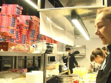 У Луцьку на кухні, де раніше робили суші, тепер варять обіди для військових. ВІДЕО