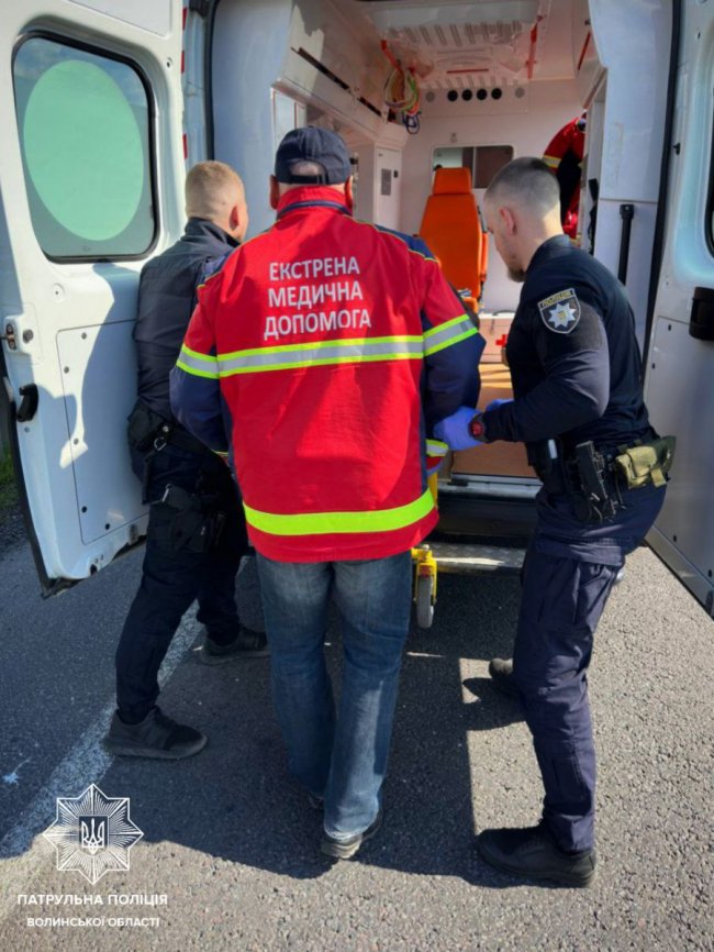 Автівка в’їхала у відбійник: волинські поліцейські допомогли водієві, який потрапив у ДТП