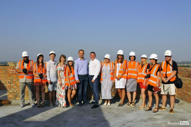 Андрій Разумовський та гості Супернової на даху житлового комплексу