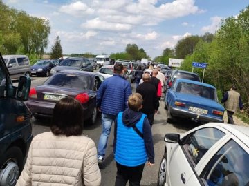 На трасі Луцьк – Ковель утворився величезний затор через фестиваль тюльпанів