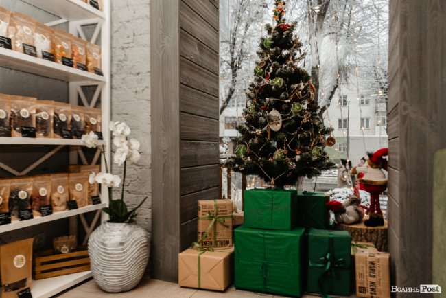 Час небанальних і красивих подарунків: де у Луцьку купити набори із корисних смаколиків*