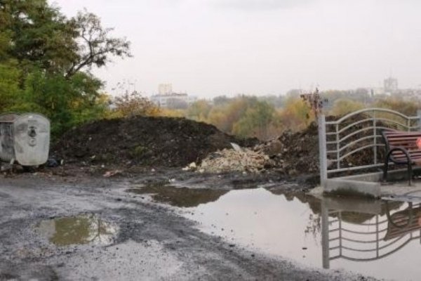 Оглядовий майданчик Луцька тоне у смітті. ФОТО