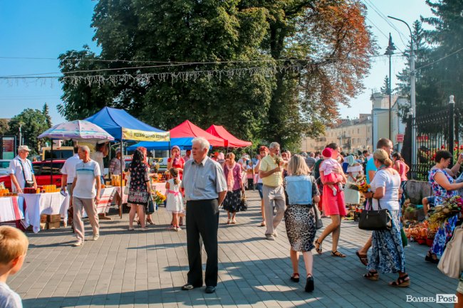 Різнобарв’я квітів та запашний мед: як у Луцьку святять «маковійчики». ФОТО