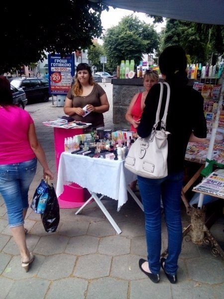 У Луцьку борються зі стихійною торгівлею на вулицях міста. ФОТО