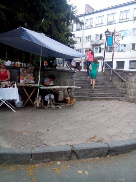 У Луцьку борються зі стихійною торгівлею на вулицях міста. ФОТО