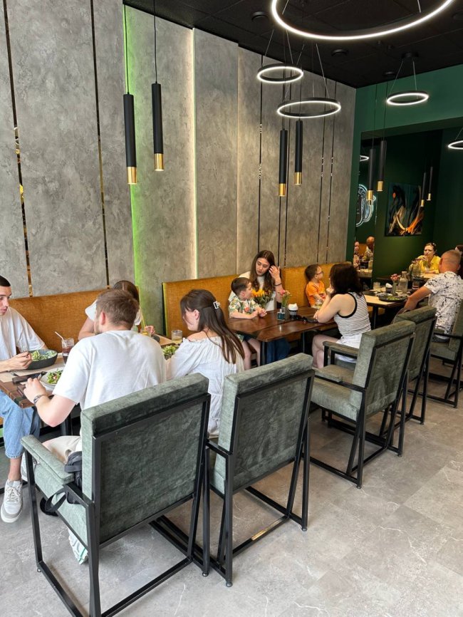 У Луцьку відкрилося сімейне кафе «Golden Waffles family»: смачні новинки, меню та ціни