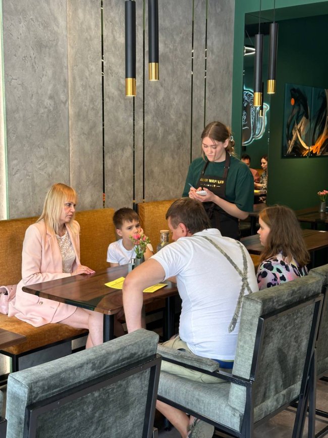 У Луцьку відкрилося сімейне кафе «Golden Waffles family»: смачні новинки, меню та ціни