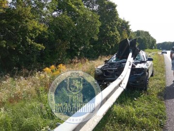 На Волині авто злетіло з дороги і врізалось у відбійник. ФОТО