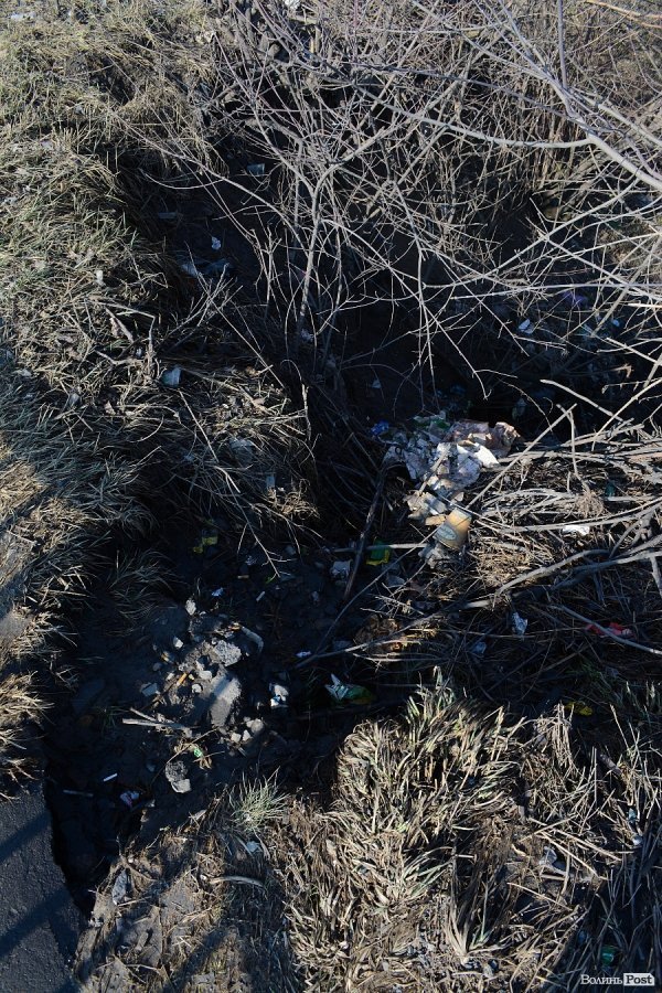 На Набережній у Луцьку - зсув ґрунту. ФОТО