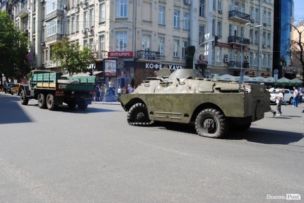 З цеглиною проти броньовика: волинський нардеп знову відзначився у бійці. ФОТО