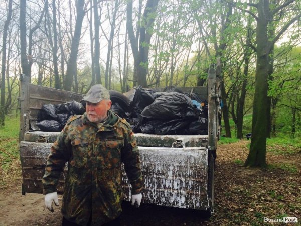 Депутати Луцькради вийшли на генеральне прибирання. ФОТО. ВІДЕО