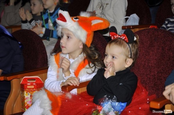 Ведмеді, зайчики і танцюючі ялинки: у Луцьку діткам влаштували новорічну казку