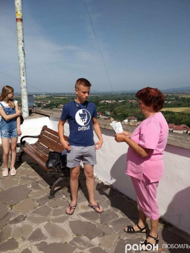 Любомльські дев'ятикласники проміняли випускні сукні на краєвиди у горах